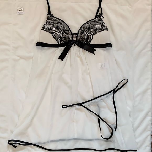 Size Medium Nightie 🤍🖤 - Picture 1 of 6